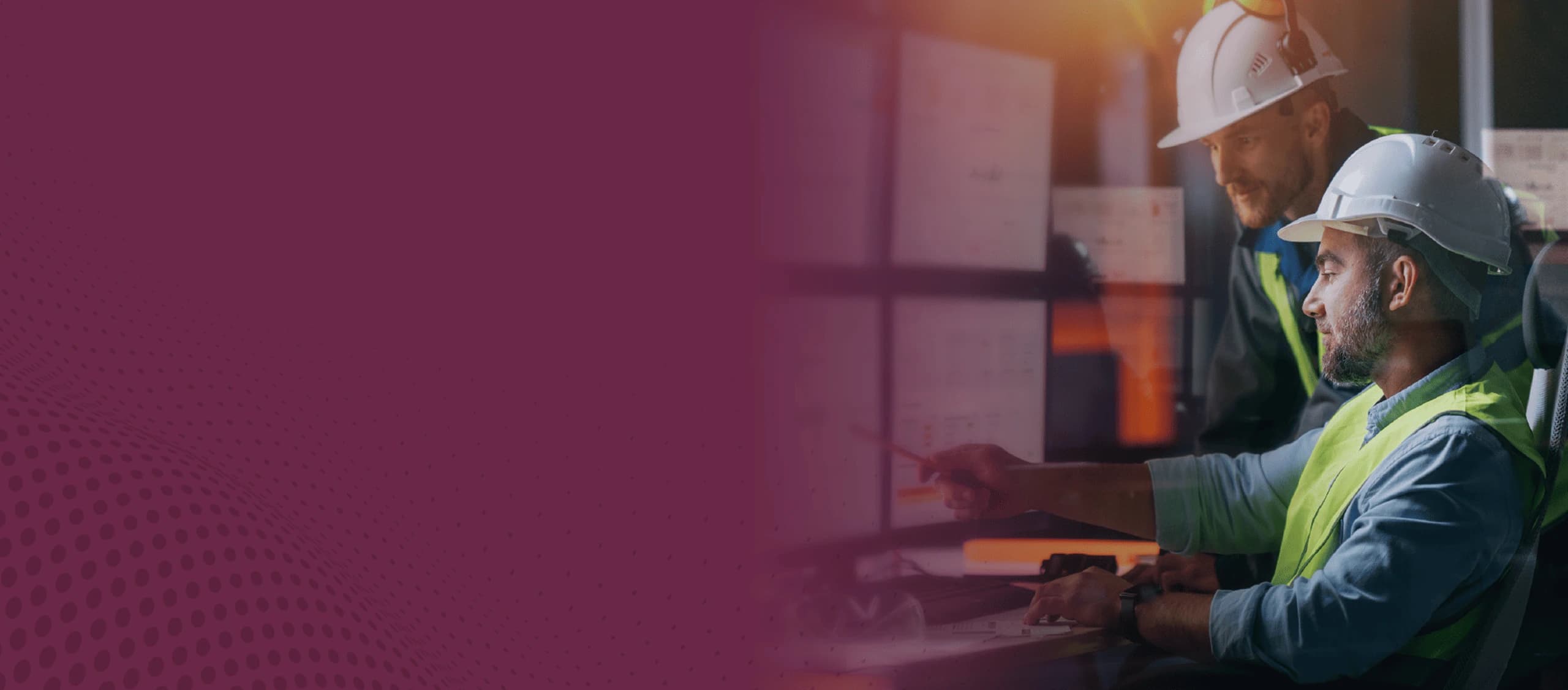 Imagem de engenheiros trabalhando juntos, olhando para a tela do computador