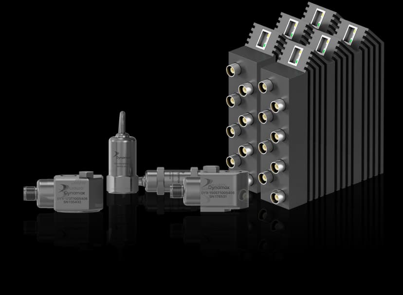 Conjunto de sensores cabeados Dynamox para monitoramento de vibração e temperatura, acompanhados de módulos de conexão em estrutura modular, proporcionando alta precisão e confiabilidade na manutenção preditiva industrial